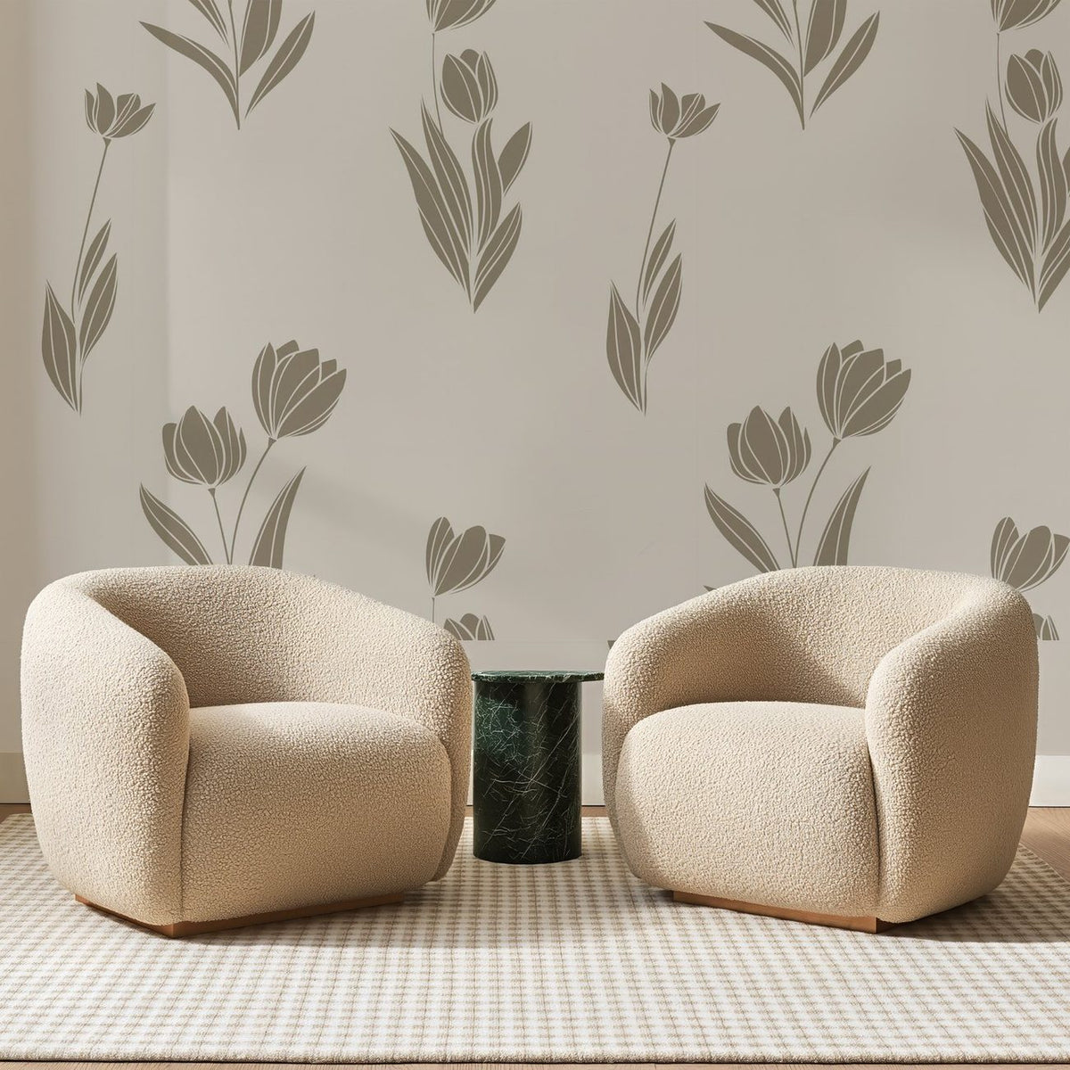 Papier peint panoramique Tulipes Taupe sur Grège, posé sur toute la paroi d'un salon, derrière deux fauteuils en bouclette crème et un guéridon en marbre vert