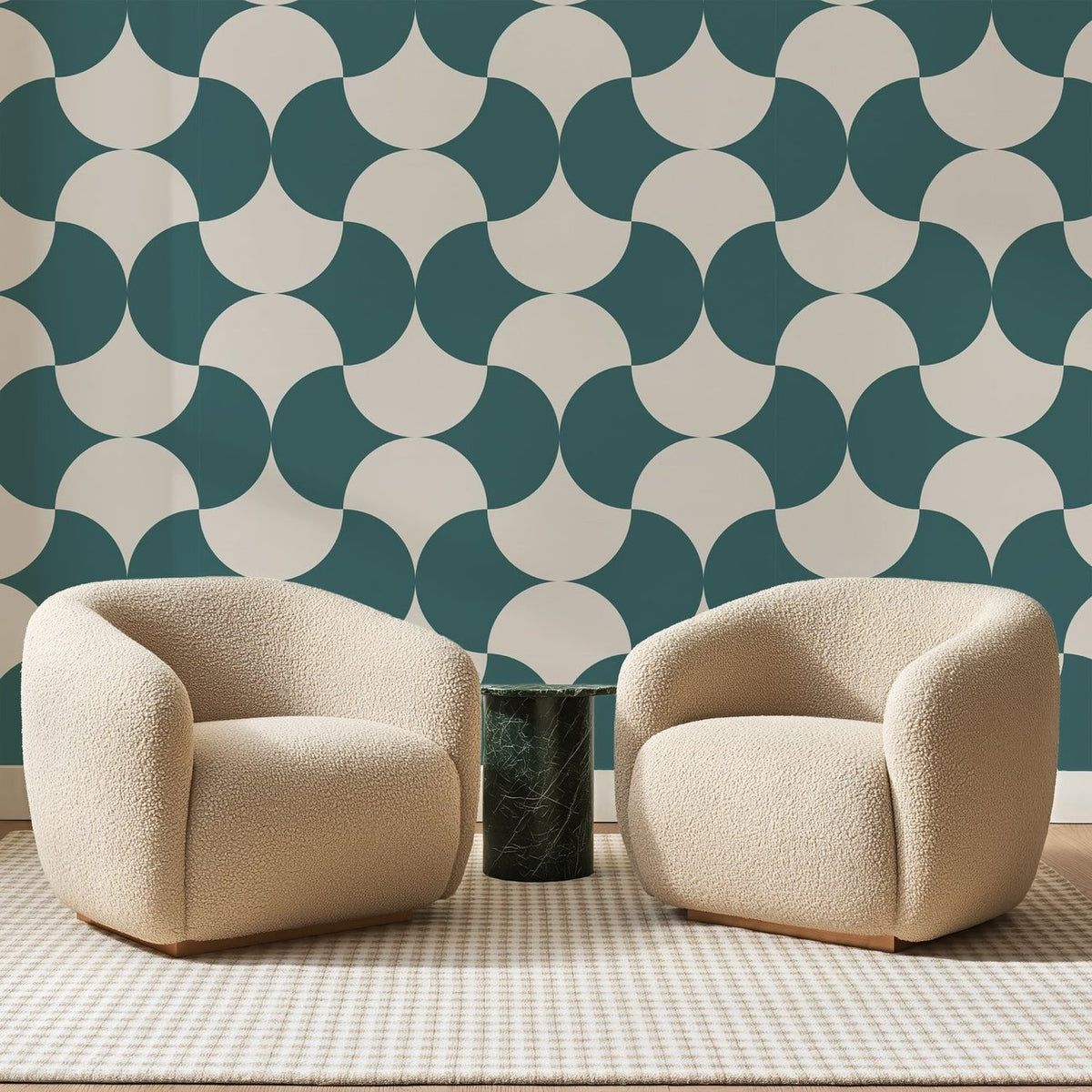 Papier peint panoramique Arches Imbriquées Vert Canard, posé sur toute la paroi d'un salon, derrière deux fauteuils en bouclette crème et un guéridon en marbre vert