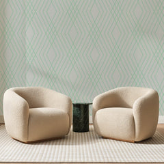 Papier peint panoramique Losanges Fins Vert d'Eau, posé sur toute la paroi d'un salon, derrière deux fauteuils en bouclette crème et un guéridon en marbre vert