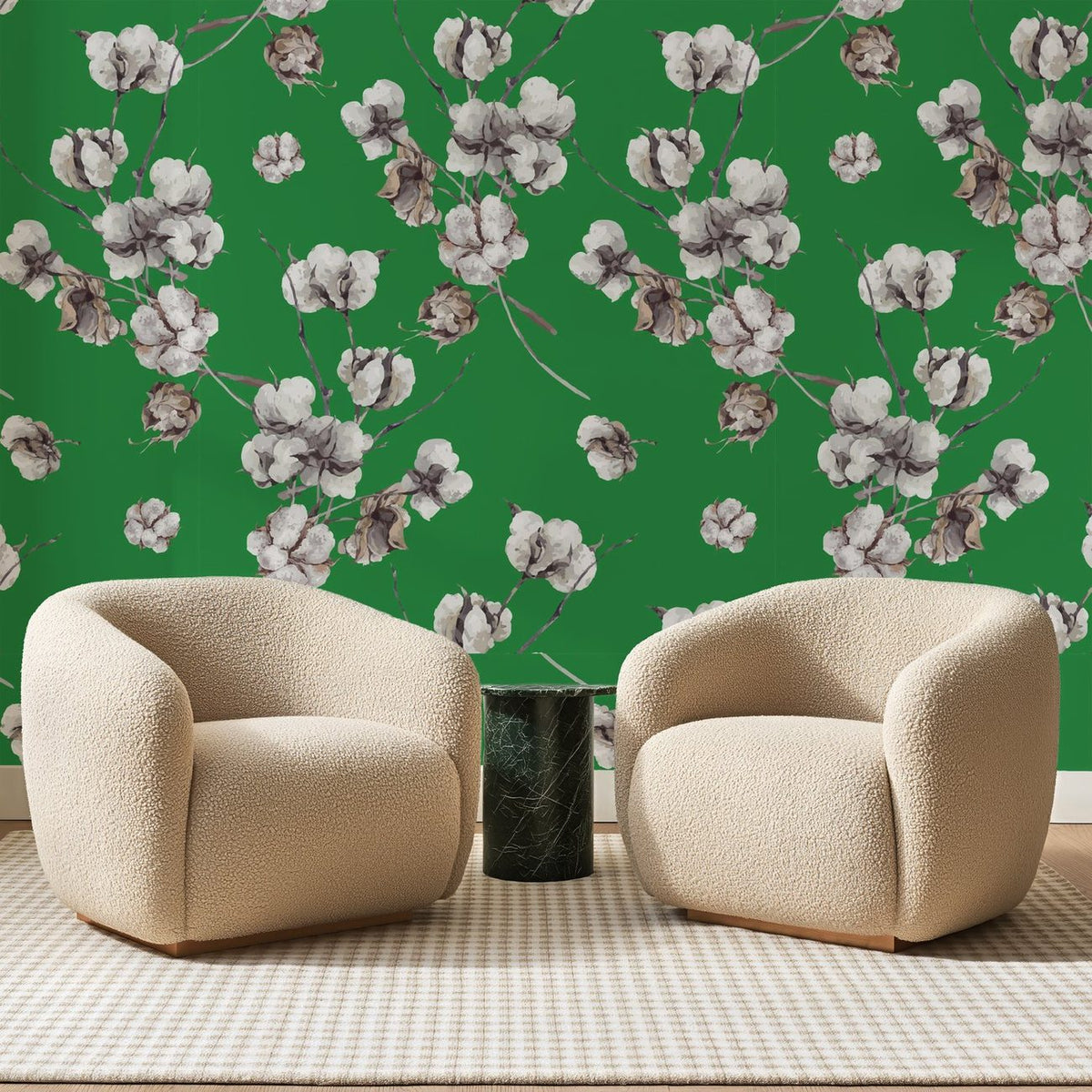 Papier peint panoramique Coton Fleuri sur Vert Trèfle, posé sur toute la paroi d'un salon, derrière deux fauteuils en bouclette crème et un guéridon en marbre vert
