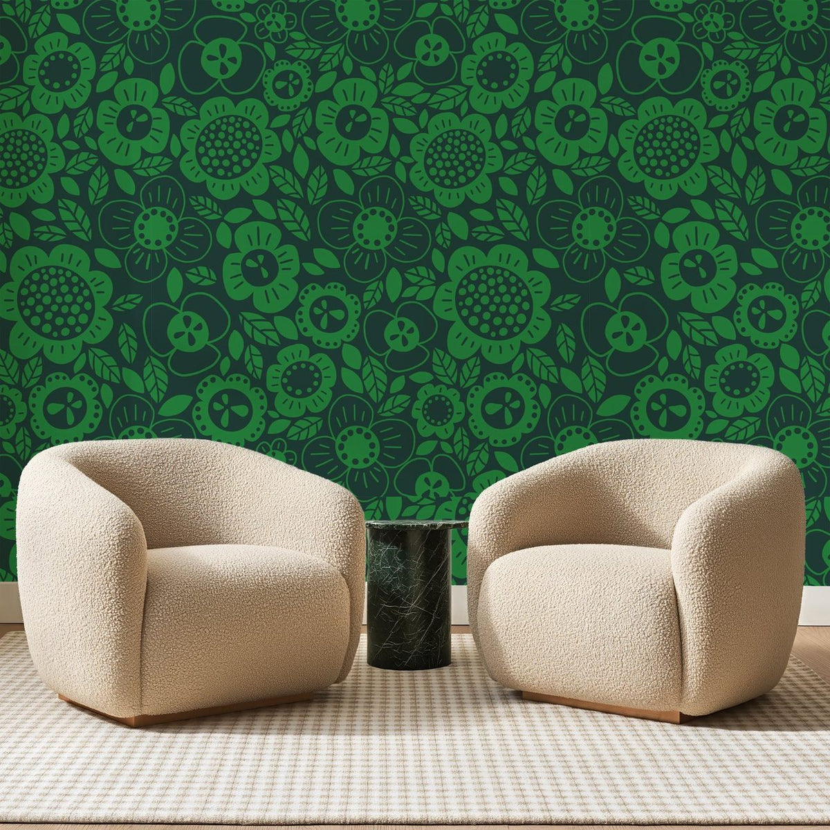 Papier peint panoramique Fleurs Rétro sur Vert Sapin, posé sur toute la paroi d'un salon, derrière deux fauteuils en bouclette crème et un guéridon en marbre vert
