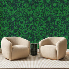 Papier peint panoramique Fleurs Rétro sur Vert Sapin, posé sur toute la paroi d'un salon, derrière deux fauteuils en bouclette crème et un guéridon en marbre vert