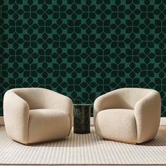 Papier peint panoramique Carreaux Quatre-Feuilles Vert Émeraude, posé sur toute la paroi d'un salon, derrière deux fauteuils en bouclette crème et un guéridon en marbre vert