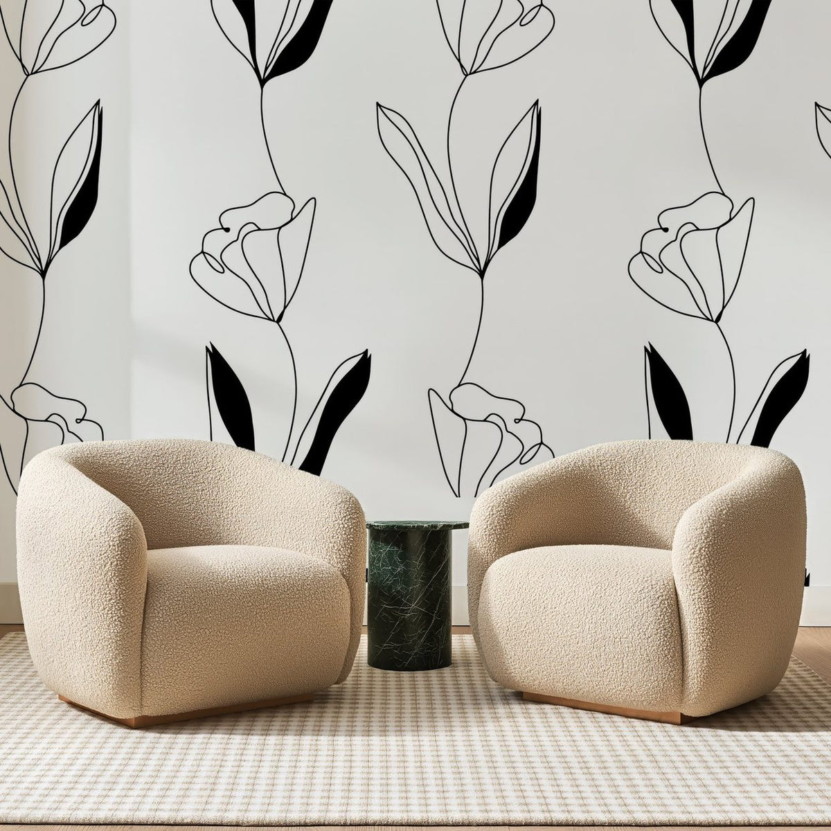 Papier peint panoramique Fleurs au Trait Noires, posé sur toute la paroi d'un salon, derrière deux fauteuils en bouclette crème et un guéridon en marbre vert