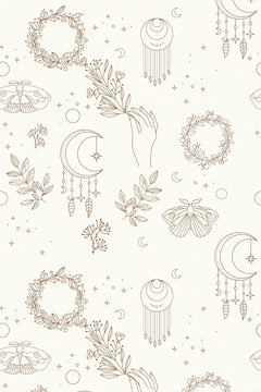 Le décor à plat : couronnes de fleurs, croissants de lune à franges et papillons de nuit dessinés au trait caramel sur fond ivoire.