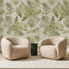 Papier peint panoramique Fougères Vert Mousse sur Lin, posé sur toute la paroi d'un salon, derrière deux fauteuils en bouclette crème et un guéridon en marbre vert