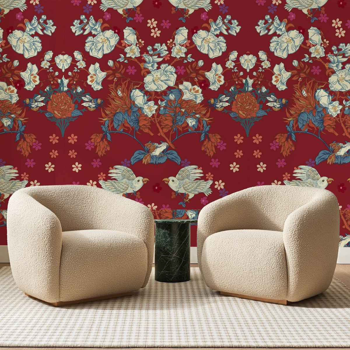 Papier peint panoramique Oiseaux Affrontés sur Grenat, posé sur toute la paroi d'un salon, derrière deux fauteuils en bouclette crème et un guéridon en marbre vert
