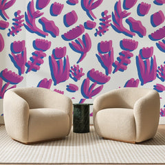 Papier peint panoramique Tulipes Fuchsia Ombre Bleue, posé sur toute la paroi d'un salon, derrière deux fauteuils en bouclette crème et un guéridon en marbre vert