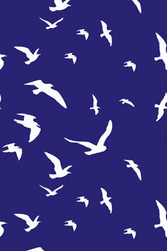 Motif à plat : silhouettes de mouettes blanches de tailles variées sur un fond bleu outremer uni.