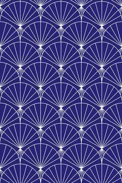 Le décor à plat : grands arcs blancs à lignes rayonnantes, décalés sur un fond bleu marine.
