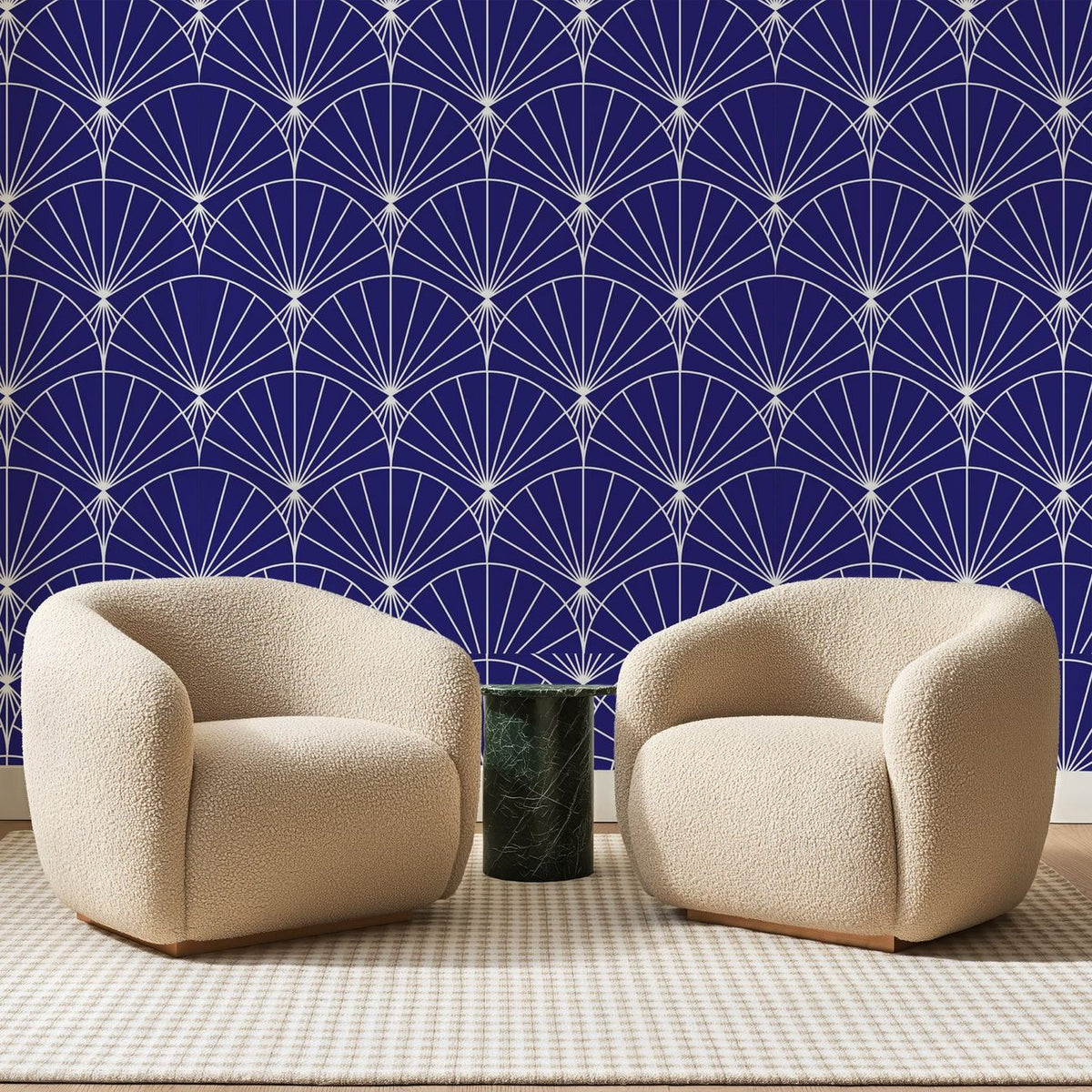 Papier peint panoramique Arcs Rayonnants Bleu Marine, posé sur toute la paroi d'un salon, derrière deux fauteuils en bouclette crème et un guéridon en marbre vert