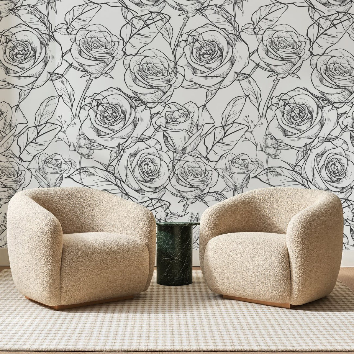 Papier peint panoramique Roses au Trait Anthracite, posé sur toute la paroi d'un salon, derrière deux fauteuils en bouclette crème et un guéridon en marbre vert