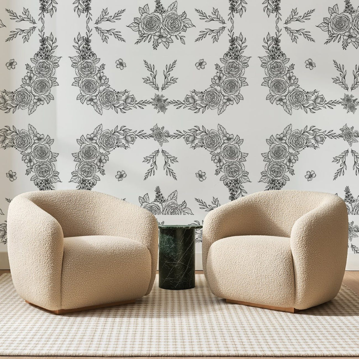Papier peint panoramique Guirlandes de Roses Grises, posé sur toute la paroi d'un salon, derrière deux fauteuils en bouclette crème et un guéridon en marbre vert
