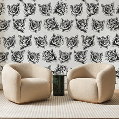 Papier peint panoramique Roses Gravées Noires, posé sur toute la paroi d'un salon, derrière deux fauteuils en bouclette crème et un guéridon en marbre vert