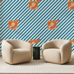 Papier peint panoramique Cocktails sur Rayures Bleues, posé sur toute la paroi d'un salon, derrière deux fauteuils en bouclette crème et un guéridon en marbre vert