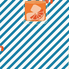 Gros plan de l'impression: un verre orange, ses glaçons et son zeste posés sur la rayure bleue.