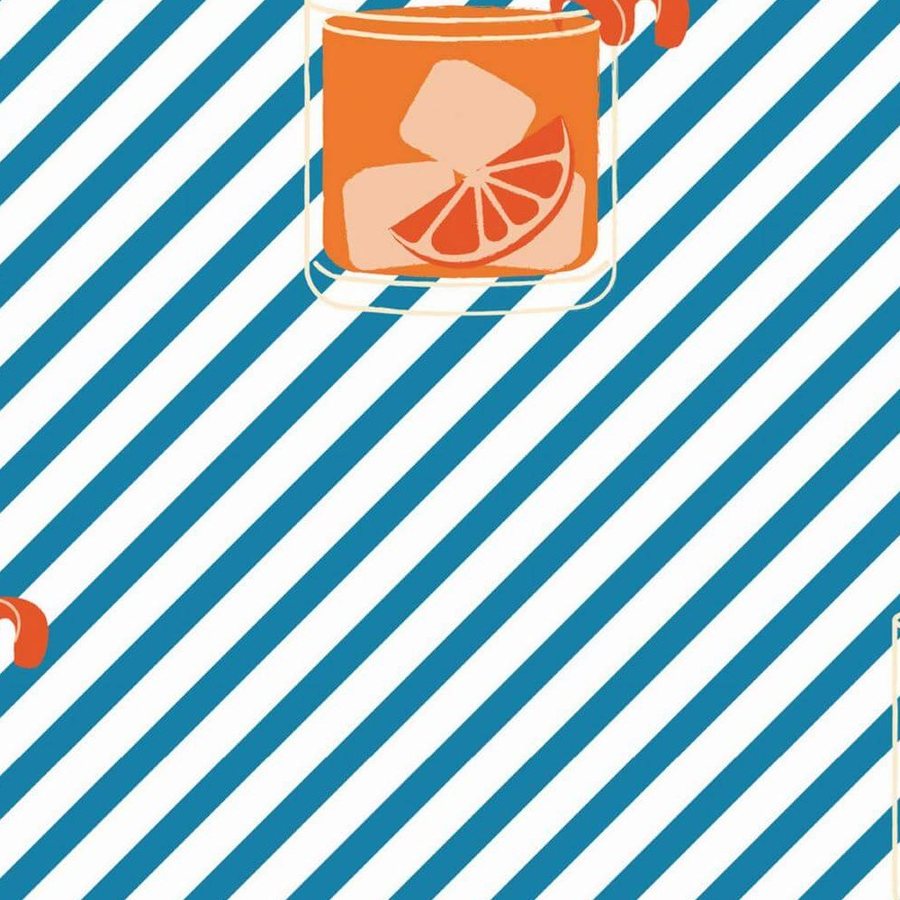 Gros plan de l'impression: un verre orange, ses glaçons et son zeste posés sur la rayure bleue.