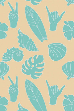 Motif à plat : coquillages, feuilles de bananier et de monstera et mains en silhouette vert d'eau sur fond beige sable