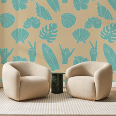 Papier peint panoramique Coquillages Vert d'Eau sur Sable, posé sur toute la paroi d'un salon, derrière deux fauteuils en bouclette crème et un guéridon en marbre vert