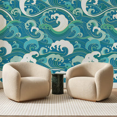 Papier peint panoramique Vagues Déferlantes Bleu Océan, posé sur toute la paroi d'un salon, derrière deux fauteuils en bouclette crème et un guéridon en marbre vert