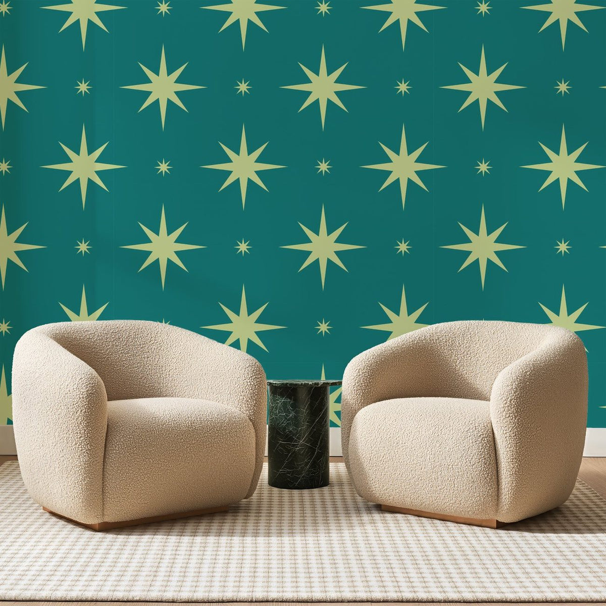 Papier peint panoramique Étoiles Anis sur Turquoise, posé sur toute la paroi d'un salon, derrière deux fauteuils en bouclette crème et un guéridon en marbre vert