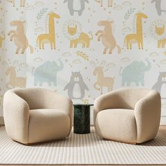 Papier peint panoramique Animaux Pastel Fond Blanc, posé sur toute la paroi d'un salon, derrière deux fauteuils en bouclette crème et un guéridon en marbre vert