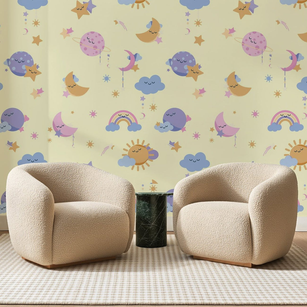 Papier peint panoramique Arcs-en-Ciel et Lunes Vanille, posé sur toute la paroi d'un salon, derrière deux fauteuils en bouclette crème et un guéridon en marbre vert