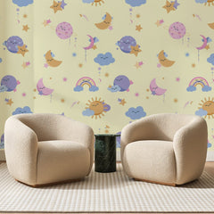 Papier peint panoramique Arcs-en-Ciel et Lunes Vanille, posé sur toute la paroi d'un salon, derrière deux fauteuils en bouclette crème et un guéridon en marbre vert