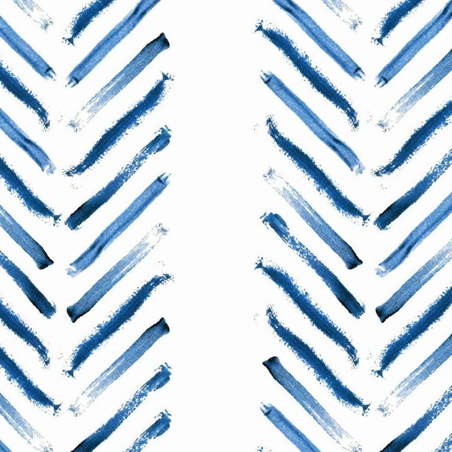 Gros plan sur un trait bleu marine tiré à sec, ses bords piqués de blanc.