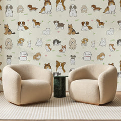 Papier peint panoramique Chiots au Trait Ivoire, posé sur toute la paroi d'un salon, derrière deux fauteuils en bouclette crème et un guéridon en marbre vert