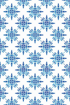 Le décor à plat: petites rosaces de faïence en indigo, bleu roi et bleu ciel, serrées sur un fond blanc.