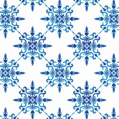 Gros plan de l'impression: les volutes et les points d'une rosace bleue détachés sur le blanc.
