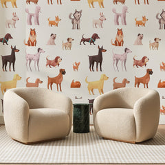 Papier peint panoramique Défilé de Chiens Beige, posé sur toute la paroi d'un salon, derrière deux fauteuils en bouclette crème et un guéridon en marbre vert