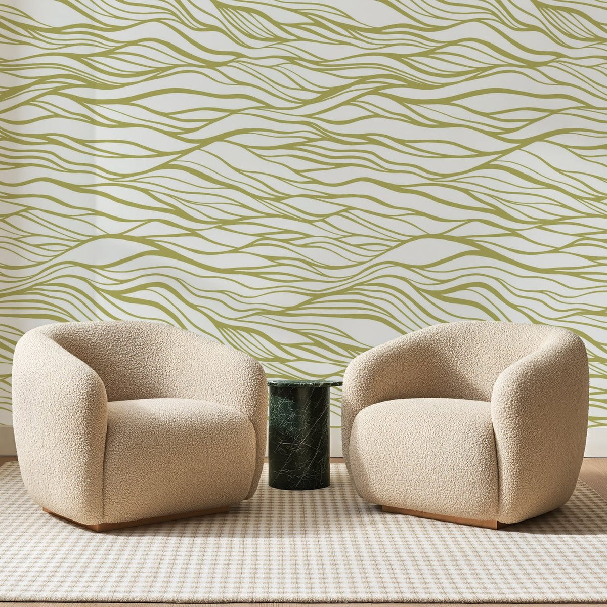 Papier peint panoramique Houle au Trait Vert Olive, posé sur toute la paroi d'un salon, derrière deux fauteuils en bouclette crème et un guéridon en marbre vert