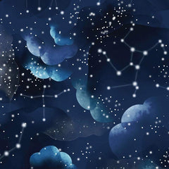 Gros plan de l'impression : le grain aquarellé d'un nuage violacé et les points blancs serrés d'un amas d'étoiles.