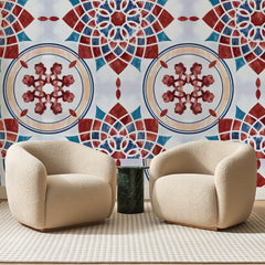 Papier peint panoramique Rosace Brique et Bleu Canard, posé sur toute la paroi d'un salon, derrière deux fauteuils en bouclette crème et un guéridon en marbre vert
