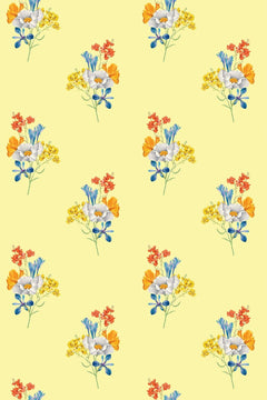 Le décor à plat : petits bouquets blancs, orange et bleus répétés en quinconce sur un fond jaune pâle.