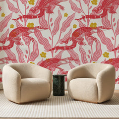 Papier peint panoramique Crocodiles Framboise sur Crème, posé sur toute la paroi d'un salon, derrière deux fauteuils en bouclette crème et un guéridon en marbre vert