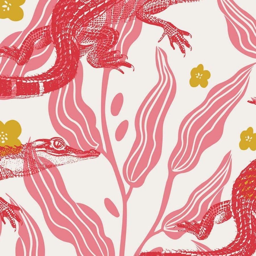 Gros plan de l'impression : hachures claires du dos d'un crocodile et contour dessiné à main levée sur le fond crème