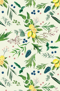 Le décor à plat : branchages verts, citrons jaunes, baies bleu nuit et petites fleurs roses sur fond ivoire.