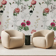 Papier peint panoramique Pivoines Fuchsia et Coton, posé sur toute la paroi d'un salon, derrière deux fauteuils en bouclette crème et un guéridon en marbre vert
