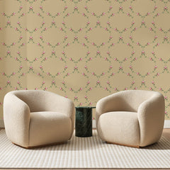 Papier peint panoramique Treillis de Roses Sable, posé sur toute la paroi d'un salon, derrière deux fauteuils en bouclette crème et un guéridon en marbre vert