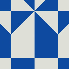 Gros plan de l'impression : l'arête droite d'un triangle bleu roi contre l'aplat gris perle.