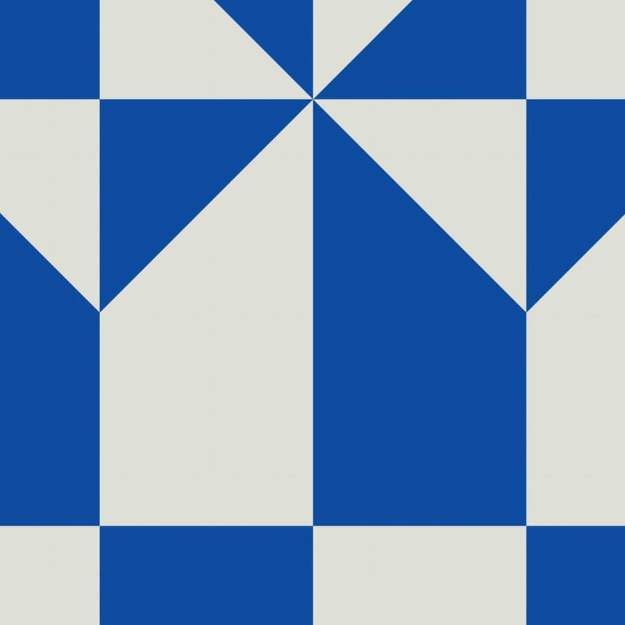 Gros plan de l'impression : l'arête droite d'un triangle bleu roi contre l'aplat gris perle.