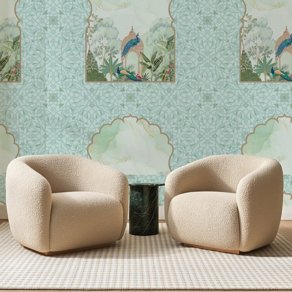 Papier peint panoramique Paons sous Arcade Céladon, posé sur toute la paroi d'un salon, derrière deux fauteuils en bouclette crème et un guéridon en marbre vert