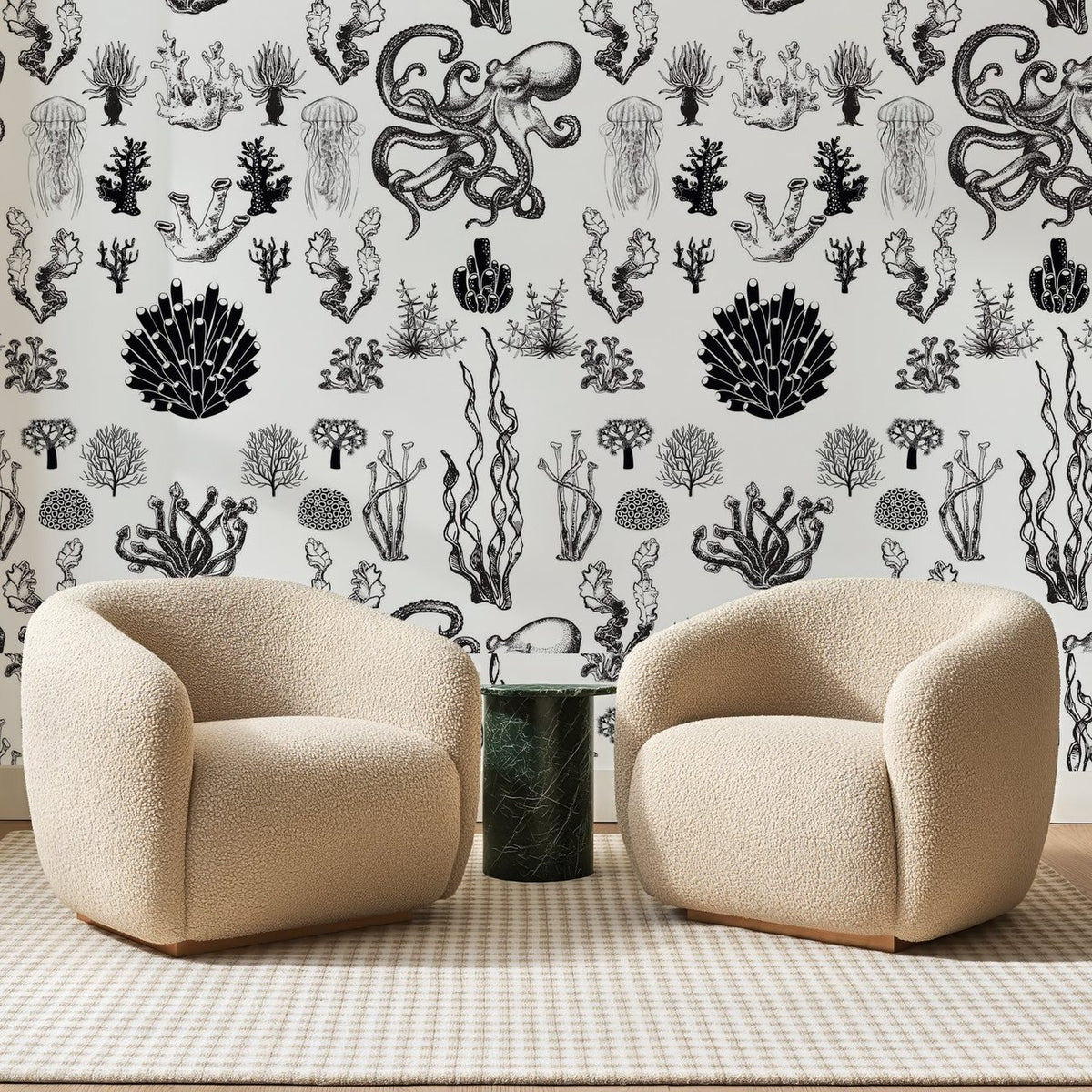 Papier peint panoramique Fonds Marins Noir Et Blanc, posé sur toute la paroi d'un salon, derrière deux fauteuils en bouclette crème et un guéridon en marbre vert