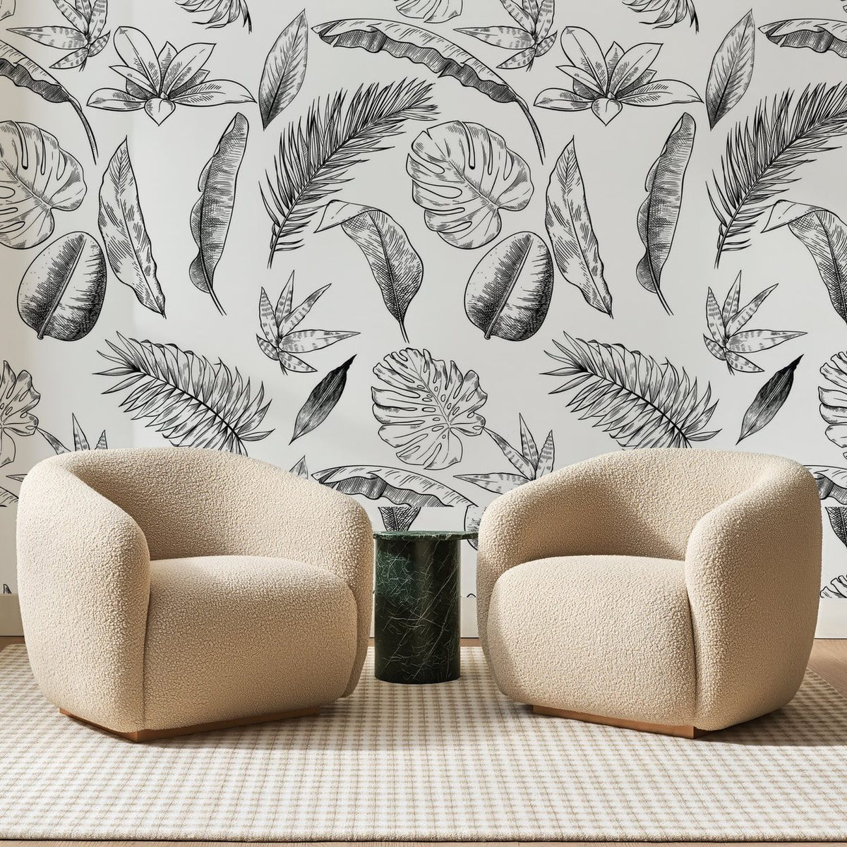 Papier peint panoramique Feuillages Tropicaux Noir et Blanc, posé sur toute la paroi d'un salon, derrière deux fauteuils en bouclette crème et un guéridon en marbre vert