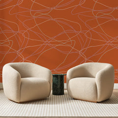 Papier peint panoramique Lacis de Lignes Terracotta, posé sur toute la paroi d'un salon, derrière deux fauteuils en bouclette crème et un guéridon en marbre vert