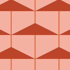 Gros plan de l'impression : pointe d'un triangle rouge brique et fine ligne orange sur l'aplat rose pêche.