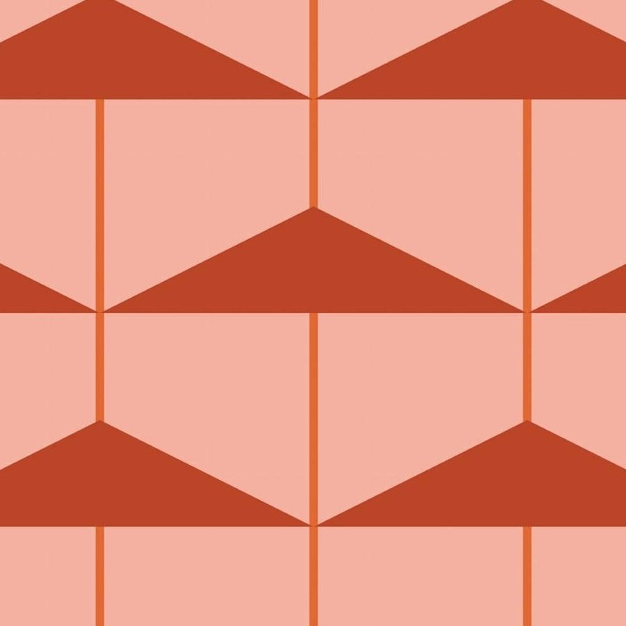 Gros plan de l'impression : pointe d'un triangle rouge brique et fine ligne orange sur l'aplat rose pêche.